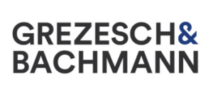 Zu sehen ist das Logo der Kanzlei Grezesch und Bachmann, das aus den beiden Namen sowie einem und-Zeichen besteht. Das Logo ist zweizeilig. In der oberen Zeile ist das Wort Grezesch in schwarz sowie ein blaues Und-Zeichen zu lesen. In der Zeile darunter steht Bachmann in schwarz. Die Wörter bestehen aus Großbuchstaben. 
